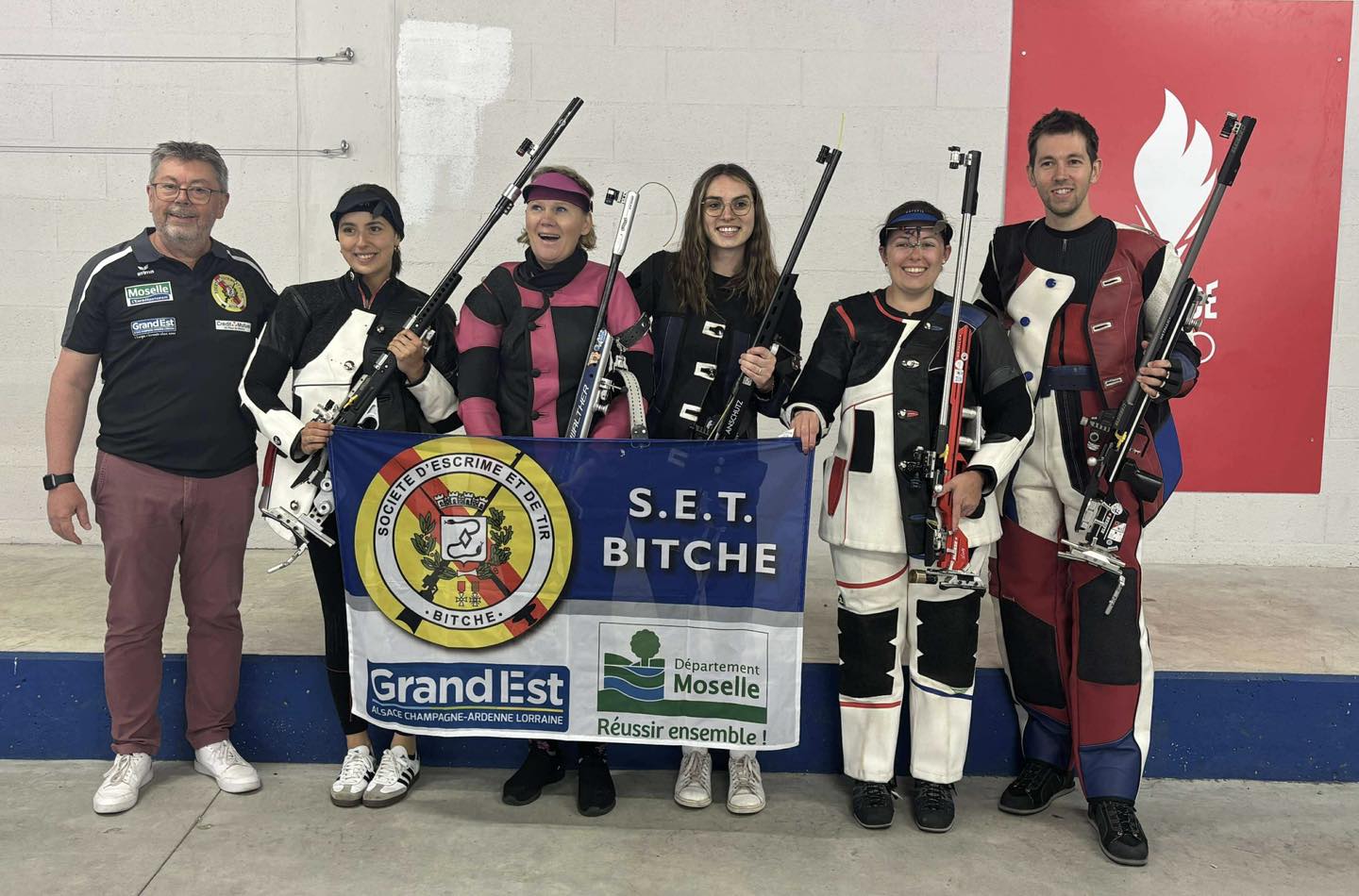 Équipe S.E.T. Bitche carabine avec bannière du club
